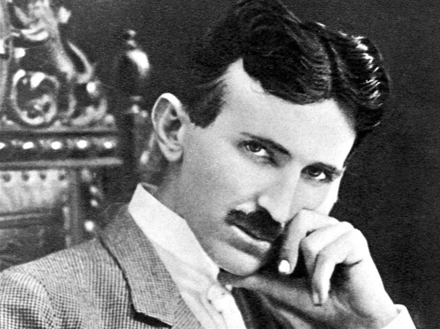 Từ những năm 1890 đến 1906, Nikola Tesla đã dành rất nhiều thời gian và tài sản của mình cho một loạt các dự án phát triển công nghệ truyền tải điện mà không cần dây dẫn. Với mặt bằng công nghệ thời điểm đó, điều này là bất khả thi, nên dự án của ông bị coi là viễn tưởng.