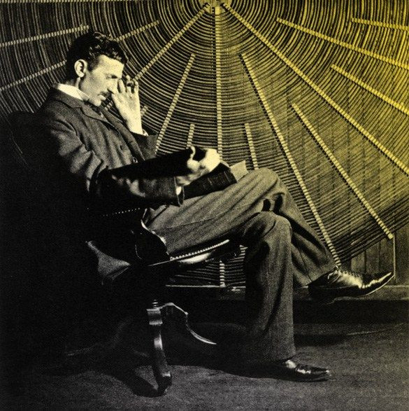 Ngoài ra, tính cách của Nikola Tesla cũng khá lập dị. Ông bị chứng rối loạn ám ảnh cưỡng chế và không chịu chạm vào bất cứ vật gì có dấu vết nhỏ nhất của bụi bẩn. Ông cũng từ chối liên lạc bất cứ kỳ ai, điều khó có thể chấp nhận với một kỹ sư.