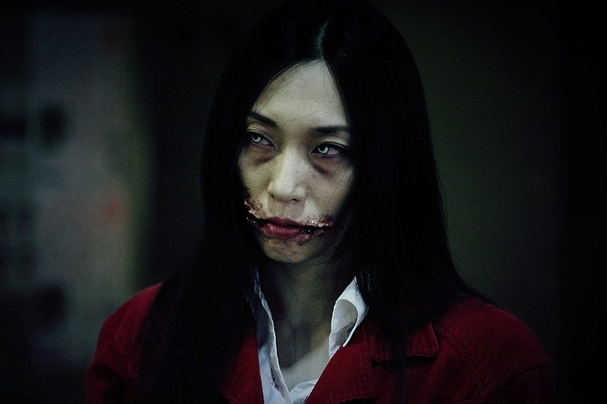Tương truyền, Kuchisake Onna là một người phụ nữ trẻ sống hàng trăm năm trước, là vợ hoặc thiếp của một Samurai. Người ta nói rằng cô ta rất đẹp, nhưng cũng rất kiêu căng, và thường xuyên chọc ghẹo chồng.