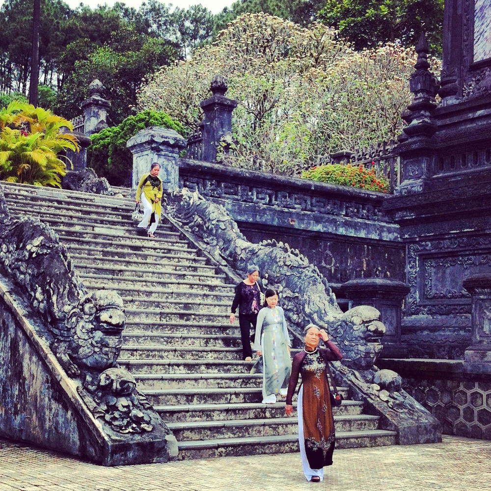 Những tà áo dài ở lăng Khải Định. Ảnh: Aurelie R / 500px.com.