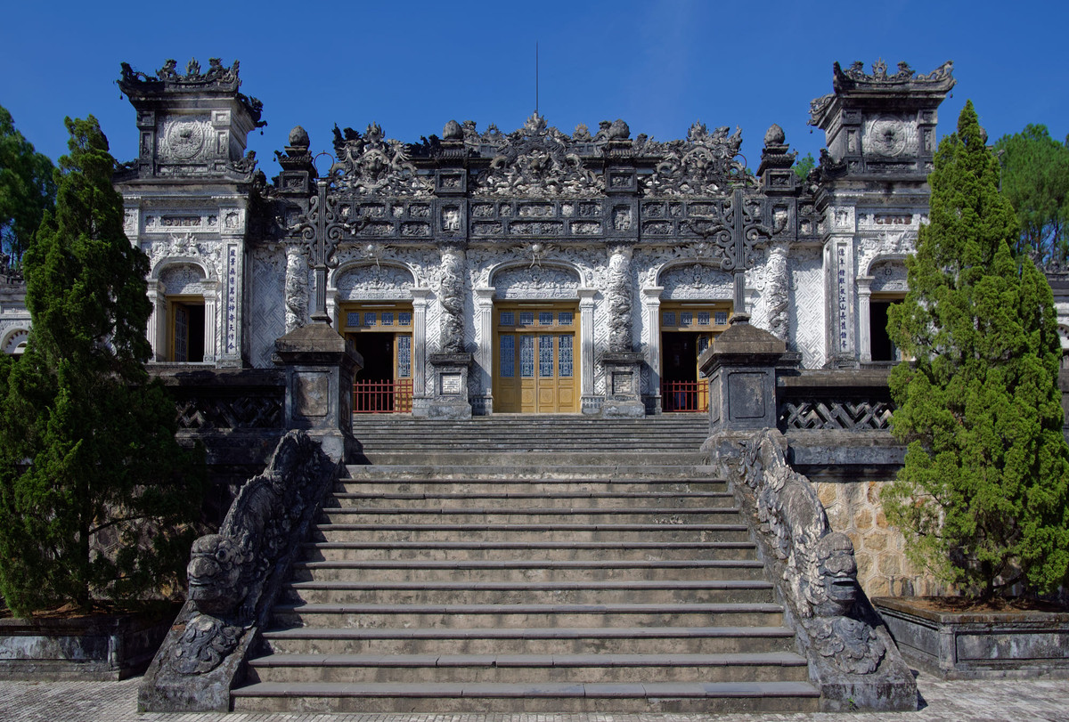Cung Thiên Định, công trình kiến trúc chính, nằm ở vị trí cao nhất của lăng Khải Định. Ảnh: Noor Arnaout / 500px.com.
