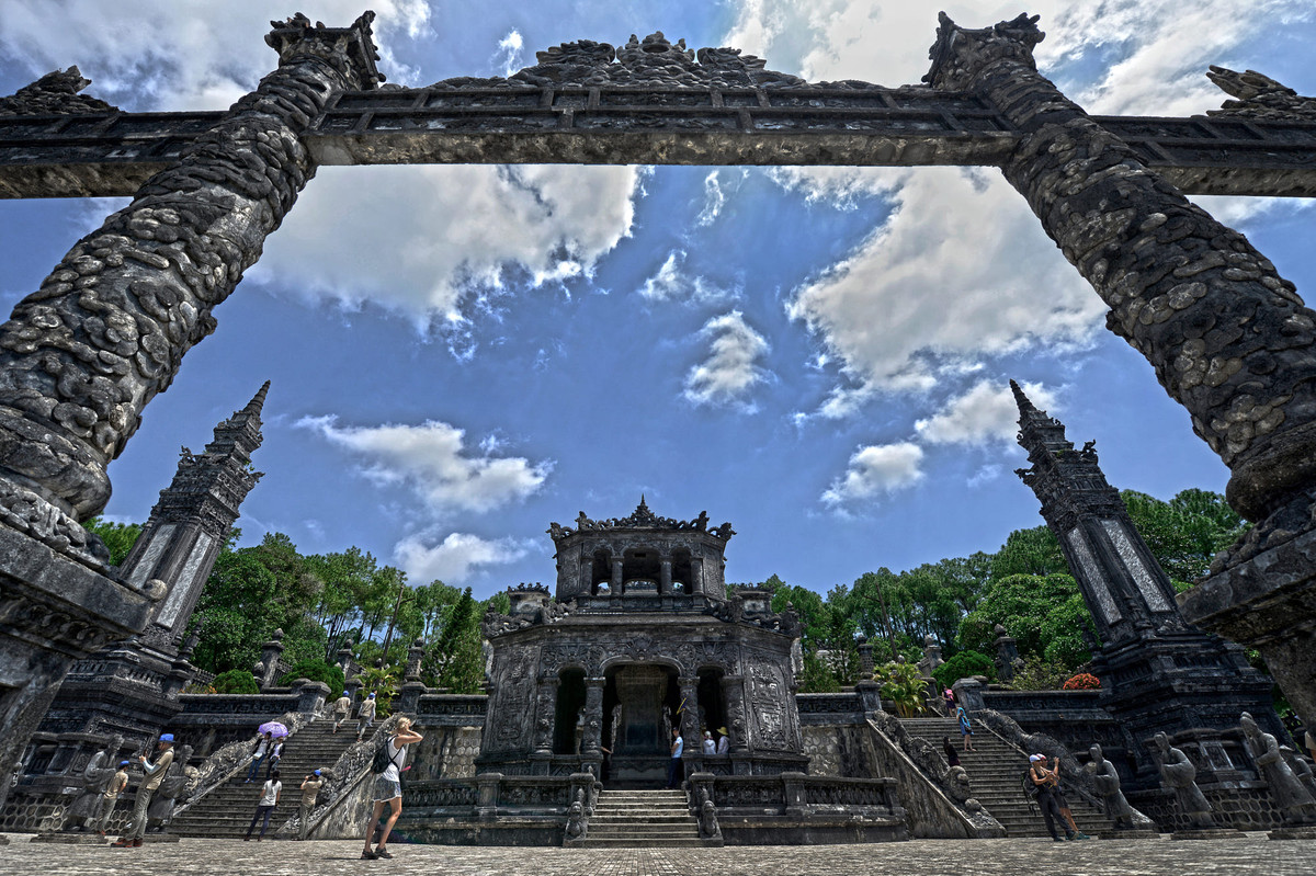 Một ngày đẹp trời ở lăng Khải Định. Ảnh: Chulhoon Jeong / 500px.com. Mời quý độc giả xem video: Báo Argentina ca ngợi vẻ đẹp đất nước Việt Nam. Nguồn: VTC10.