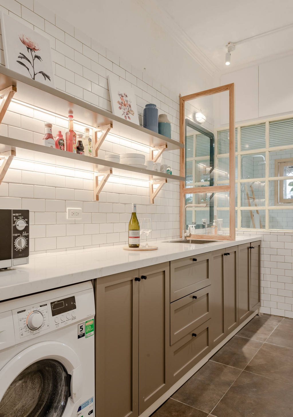 Khu vực bếp được thiết kế hiện đại, gọn gàng nhưng vẫn tiện lợi cho người dùng.