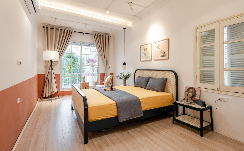 Hiện trạng căn hộ có nhiều cửa sổ nên đơn vị thiết kế đã đưa thiên nhiên vào nhà bằng cách bố trí các bồn cây trước cửa sổ.