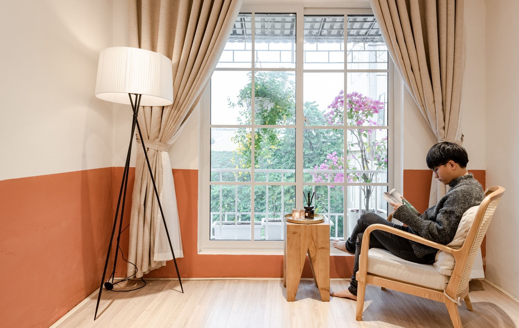 Nhờ vậy, căn hộ có nhiều mảng xanh của cây cối và ánh sáng tự nhiên song vẫn giữ được sự yên tĩnh và riêng tư.