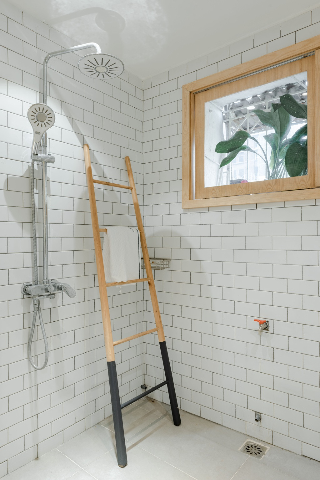 Phần gạch ốp nhà vệ sinh đã cũ không còn khả năng sử dụng được thay thế hoàn toàn.