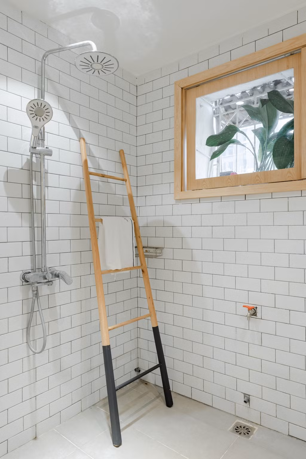 Phần gạch ốp nhà vệ sinh đã cũ không còn khả năng sử dụng được thay thế hoàn toàn.