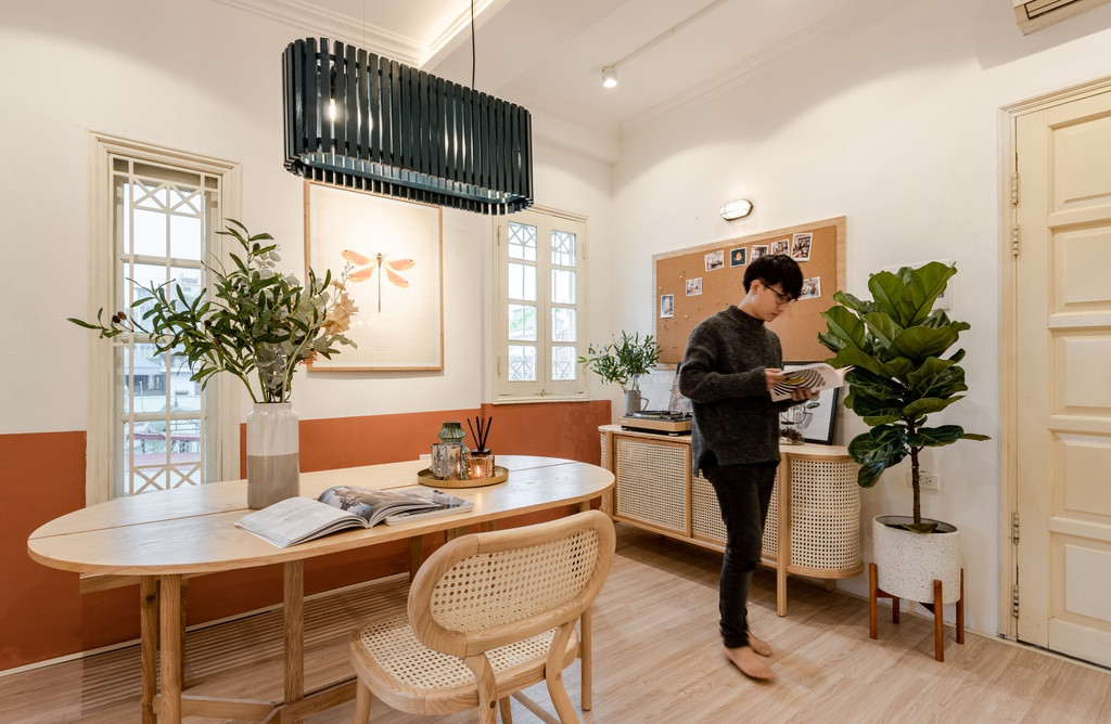 Tone màu chung của căn nhà là những màu ấm kết hợp với màu xanh của cây cối tạo cảm giác ấm cúng nhưng không nhàm chán.