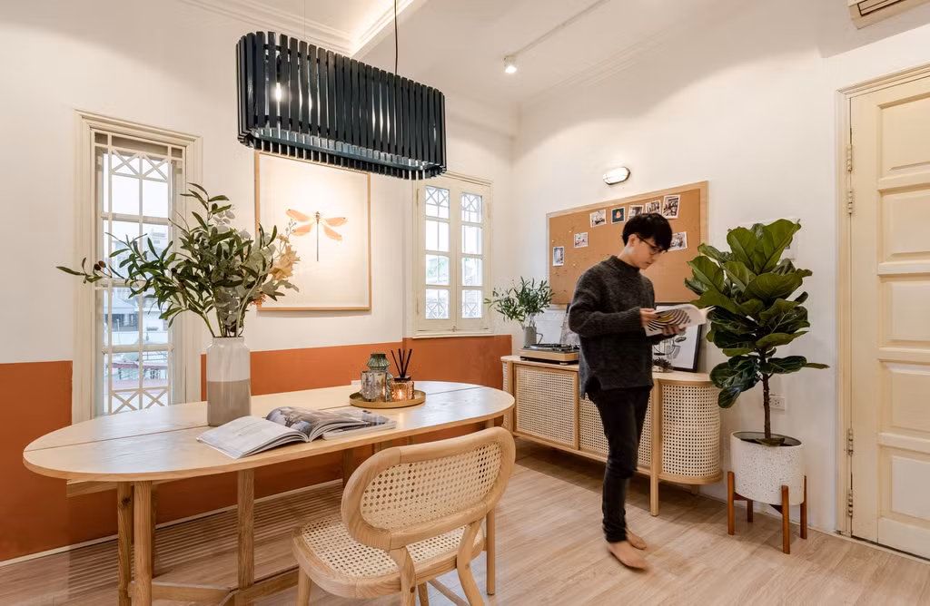 Tone màu chung của căn nhà là những màu ấm kết hợp với màu xanh của cây cối tạo cảm giác ấm cúng nhưng không nhàm chán.