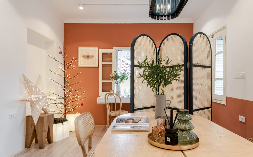 Đồ nội thất được sử dụng bằng chất liệu mây kết hợp với gỗ mang đến không gian gần gũi và thân thiện.