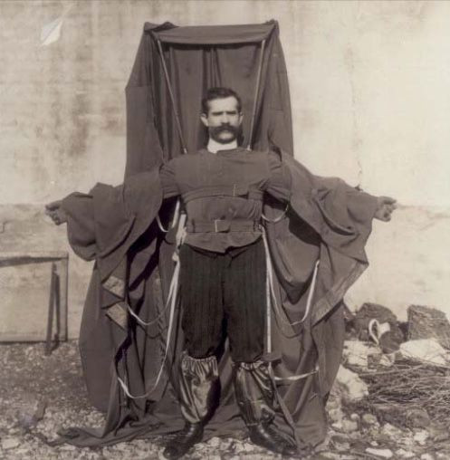 Là một người Áo được sinh ra tại Pháp, Franz Reichelt (1879–1912) được thế giới biết đến với tư cách một nhà phát minh phải chịu cái chết bi thảm do chính phát minh của mình.