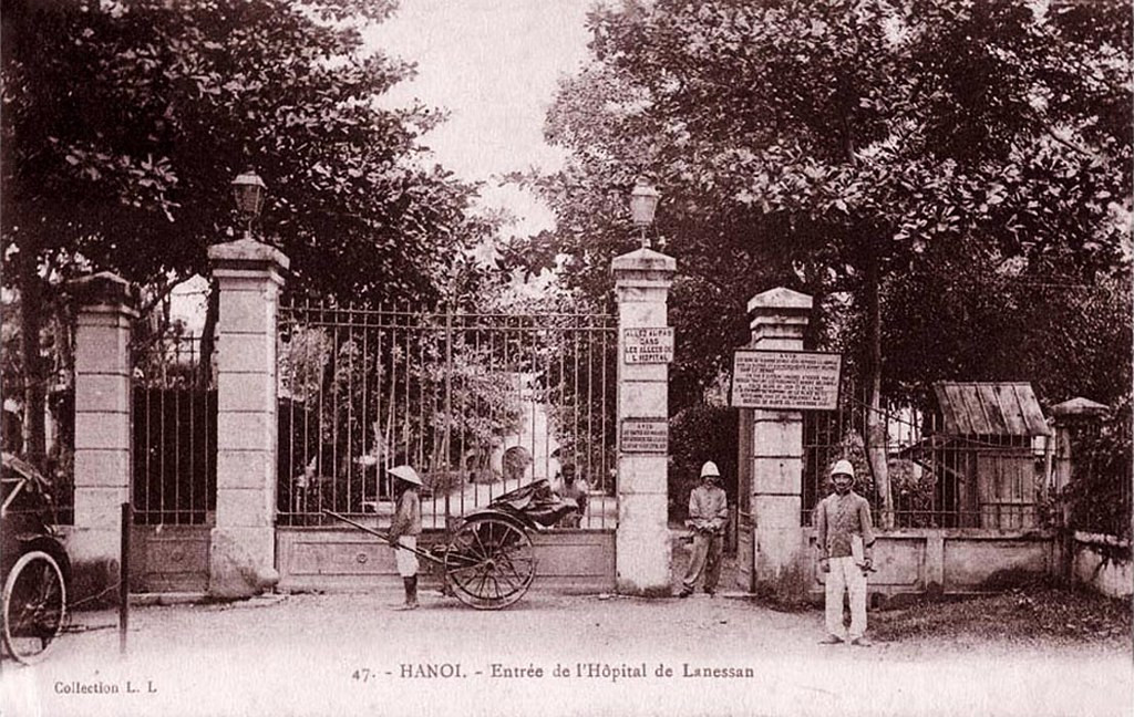 Cổng chính Bệnh viện Lanessan trong khu nhượng địa của Pháp, nay là Bệnh viện Trung ương Quân đội 108. Khánh thành năm 1894, đây là một bệnh viện quân sự lớn có tên gọi ban đầu là bệnh viện Hà Nội, nhưng thường được gọi là nhà thương Đồn Thuỷ.