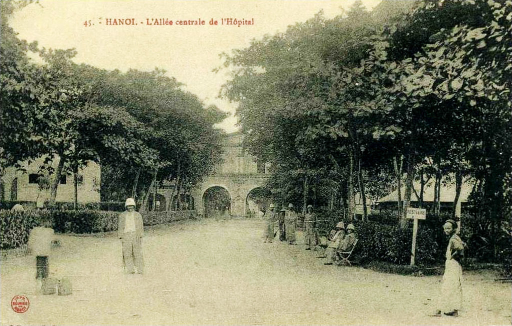 Lối đi trung tâm của Bệnh viện Lanessan. Năm 1928, bệnh viện chính thức mang tên Lanessan - viên toàn quyền Đông Dương giai đoạn 1891 - 1894, cựu bác sĩ hải quân Pháp, người đã xây dựng bệnh viện trong nhiệm kỳ của mình từ 1891-1894.