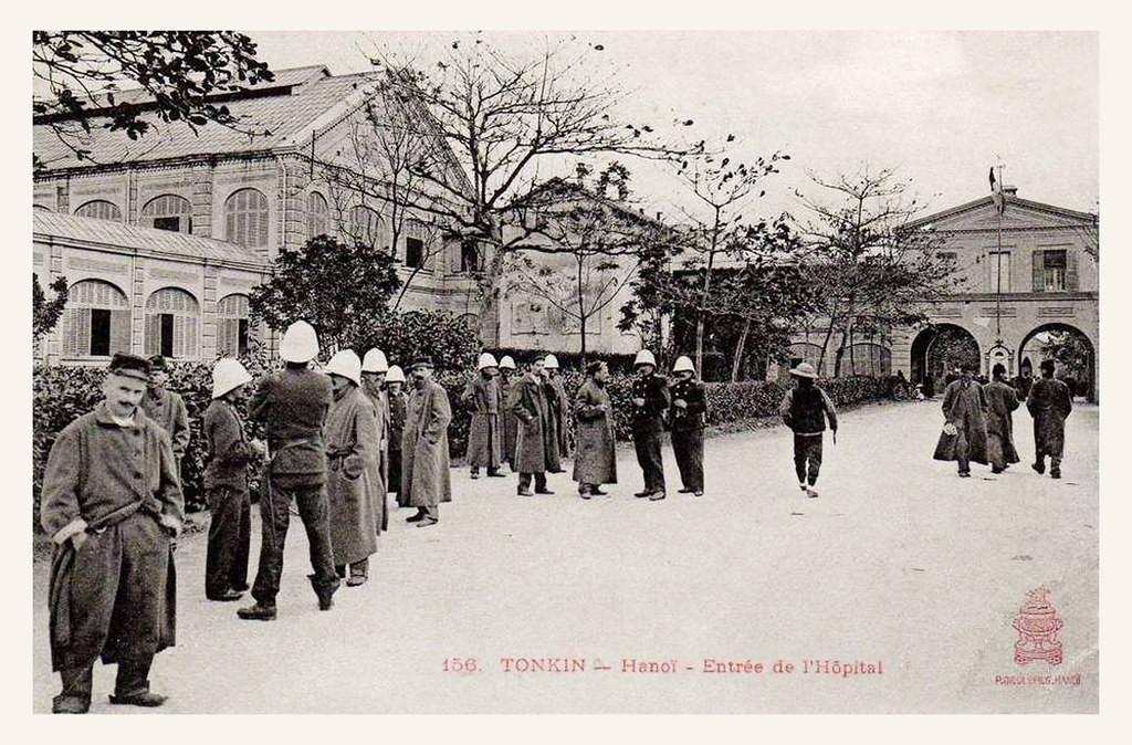 Các sĩ quan Pháp tập trung ở lối đi của bệnh viện. Ban đầu bệnh viện có 450 giường bệnh, sau đó nâng lên 500 giường bệnh.