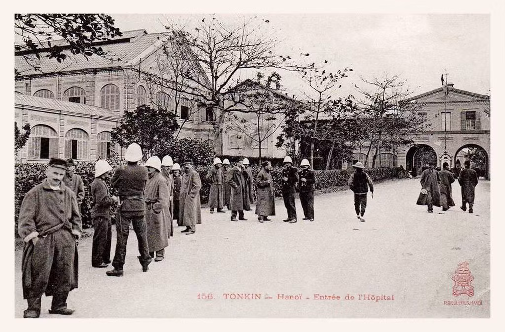 Các sĩ quan Pháp tập trung ở lối đi của bệnh viện. Ban đầu bệnh viện có 450 giường bệnh, sau đó nâng lên 500 giường bệnh.