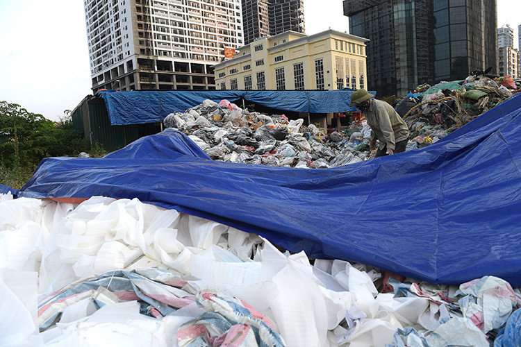 Đến 10 giờ 30 phút ngày 18/7, những đống rác như thế này vẫn tồn tại và chưa biết bao giờ sẽ được thu dọn.