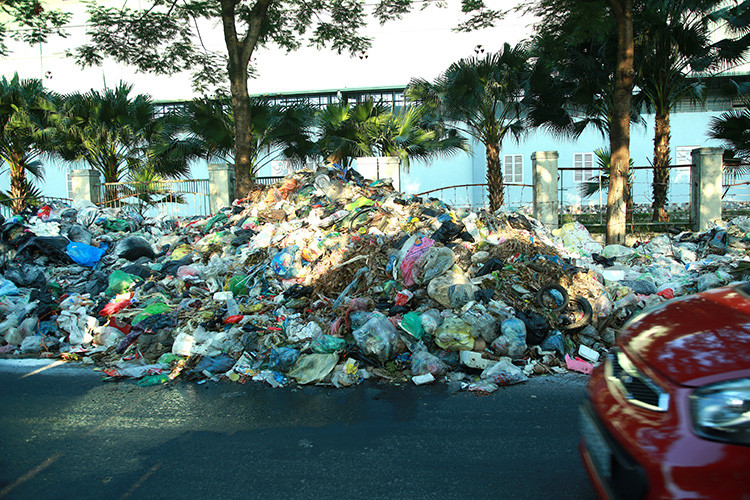 Người dân ở đây mong muốn sớm di chuyển bãi rác tự phát này để tránh ô nhiễm, gây bệnh tật cho nhân dân vì nhiệt độ ngoài trời tại thời điểm này rất cao khiến rác càng phân hủy mạnh.