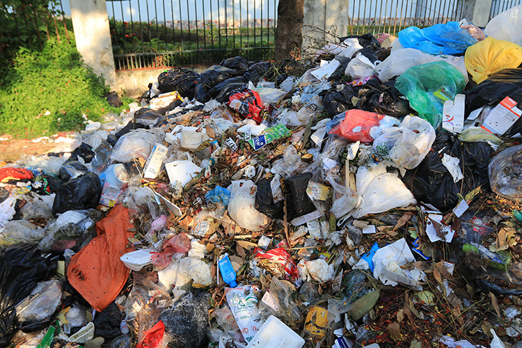 Trưa ngày 18/7, rác thải tại đây vẫn chất đống dài tới vài trăm mét.