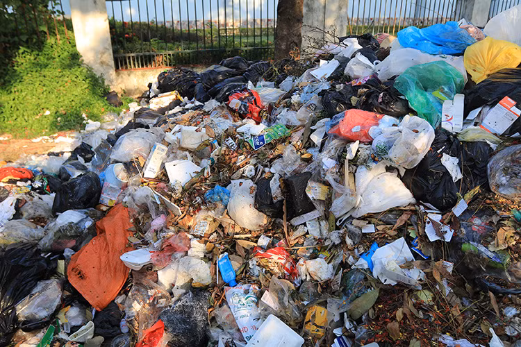 Trưa ngày 18/7, rác thải tại đây vẫn chất đống dài tới vài trăm mét.