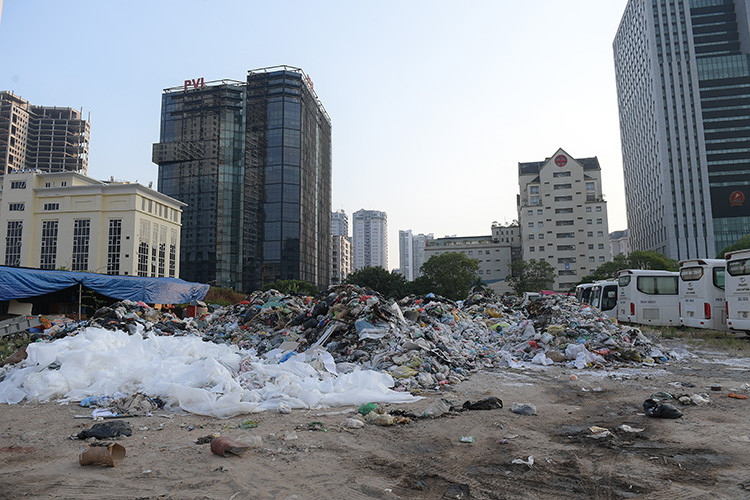 Hà Nội: Rác thải vẫn chất đống trong nội thành Ha Noi: Rac thai van chat dong trong noi thanh