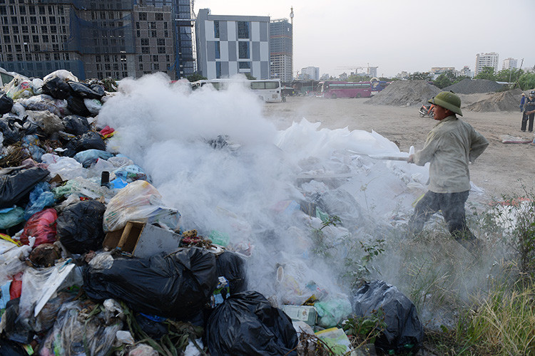 Công nhân môi trường phun hóa chất khử mùi, rắc vôi bột, phun dung dịch để khử khuẩn.