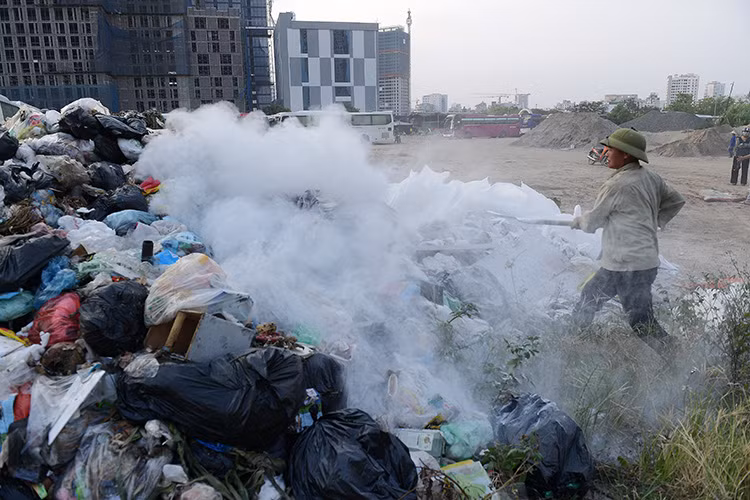 Công nhân môi trường phun hóa chất khử mùi, rắc vôi bột, phun dung dịch để khử khuẩn.