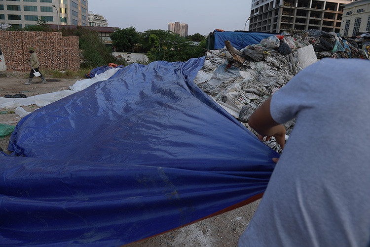 Hiện tại rác ở đây được công nhân môi trường phủ bạt để tránh ô nhiễm.