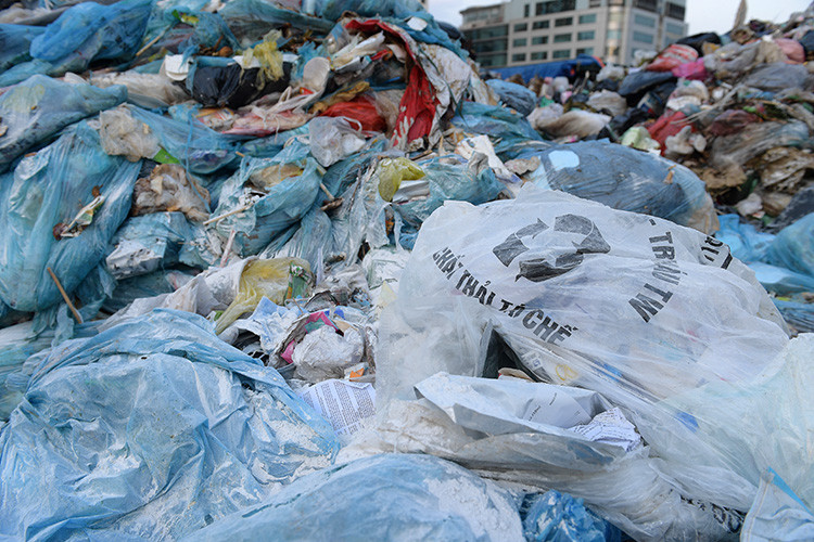 Dù được phủ bạt, nhưng mùi hôi thối bốc lên nồng nặc do rác để lâu ngày vẫn chưa được chuyển đi.