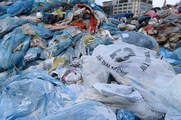 Dù được phủ bạt, nhưng mùi hôi thối bốc lên nồng nặc do rác để lâu ngày vẫn chưa được chuyển đi.