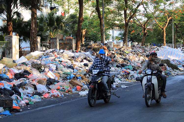 Người dân xung quanh đây cho biết, bãi rác tự phát này xuất hiện cách đây mấy ngày, khi nhiệt độ lên cao rác thải bốc mùi hôi thối, khó chịu (ảnh chụp lúc 11 giờ 30 phút ngày 18/7).