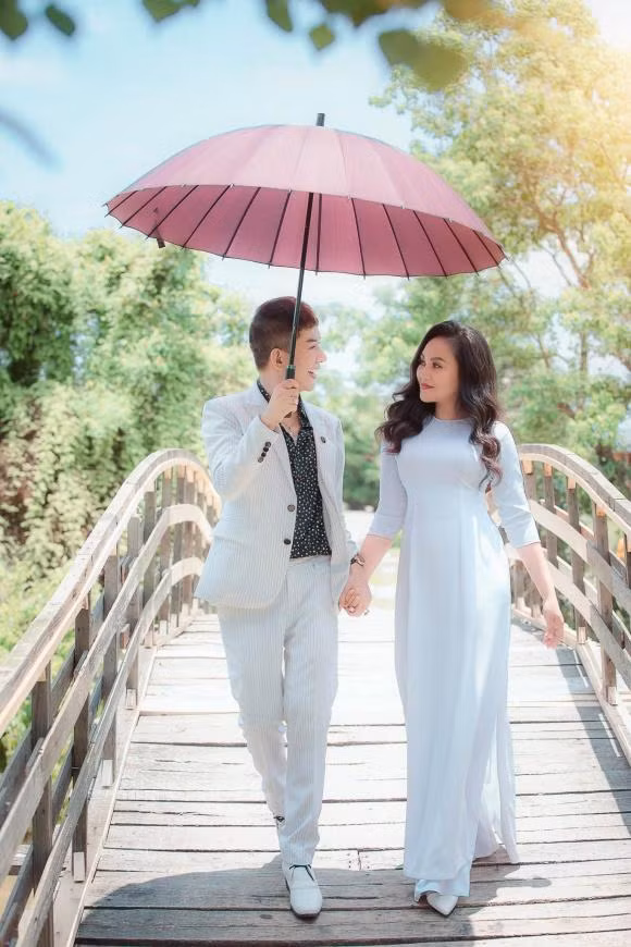 Ba xa Long Nhat len song, nhan sac me 4 con chiem spotlight-Hinh-12