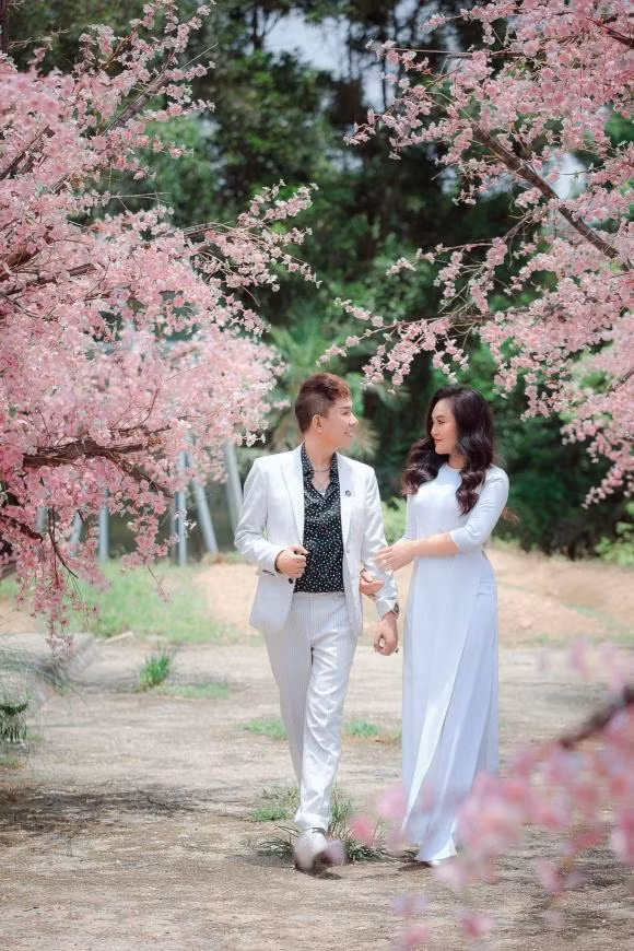 Ba xa Long Nhat len song, nhan sac me 4 con chiem spotlight-Hinh-8