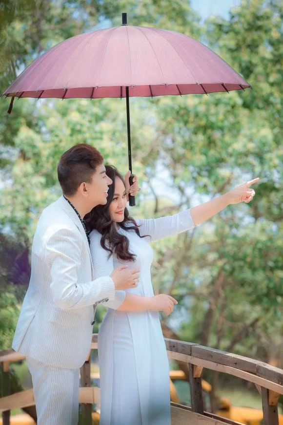 Ba xa Long Nhat len song, nhan sac me 4 con chiem spotlight-Hinh-11