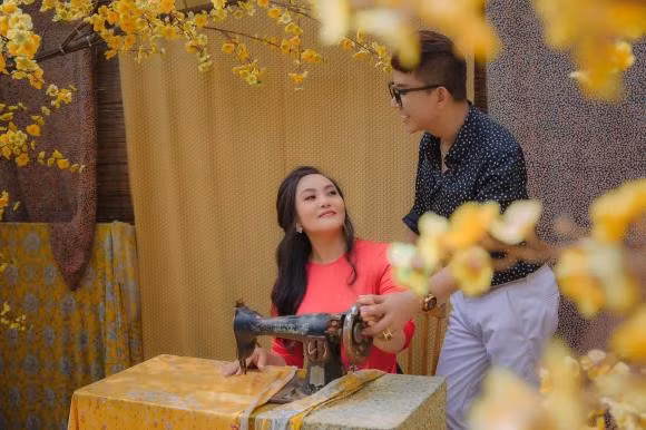 Ba xa Long Nhat len song, nhan sac me 4 con chiem spotlight-Hinh-5