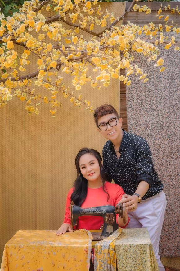 Ba xa Long Nhat len song, nhan sac me 4 con chiem spotlight