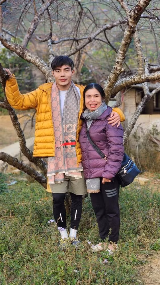 Me Le Duong Bao Lam bi nham la ba ban ve so-Hinh-5