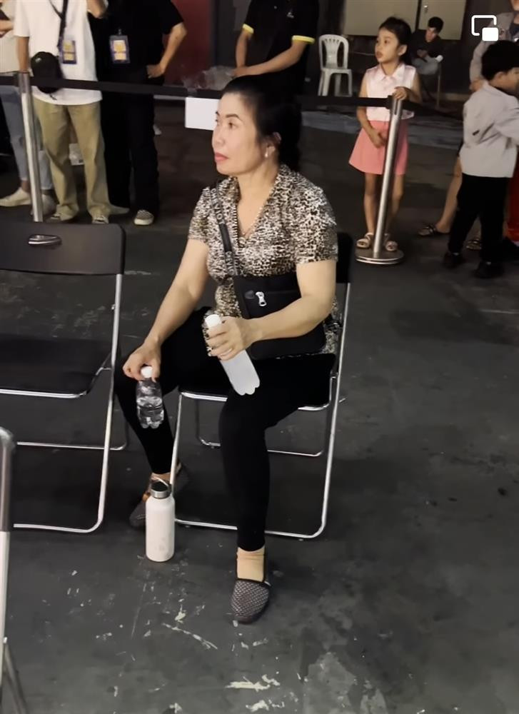 Me Le Duong Bao Lam bi nham la ba ban ve so-Hinh-10