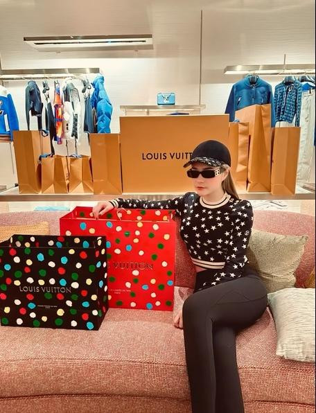 Doan Di Bang bi che kem sang du mac set LV hon 100 trieu