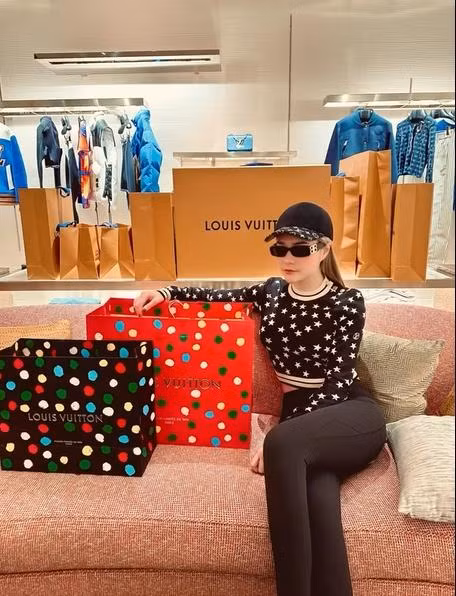 Doan Di Bang bi che kem sang du mac set LV hon 100 trieu