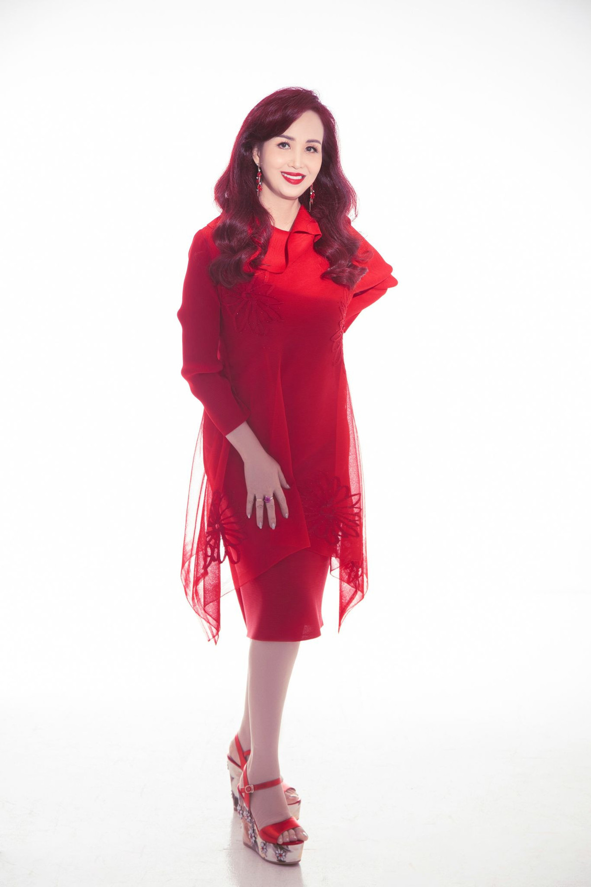 Gia dinh hoa hau Dieu Hoa: Hai con gai xinh dep khong kem me-Hinh-14