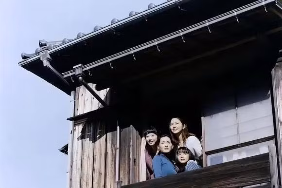 Trong nha co 3 tieng on nay, con chau huong phuc