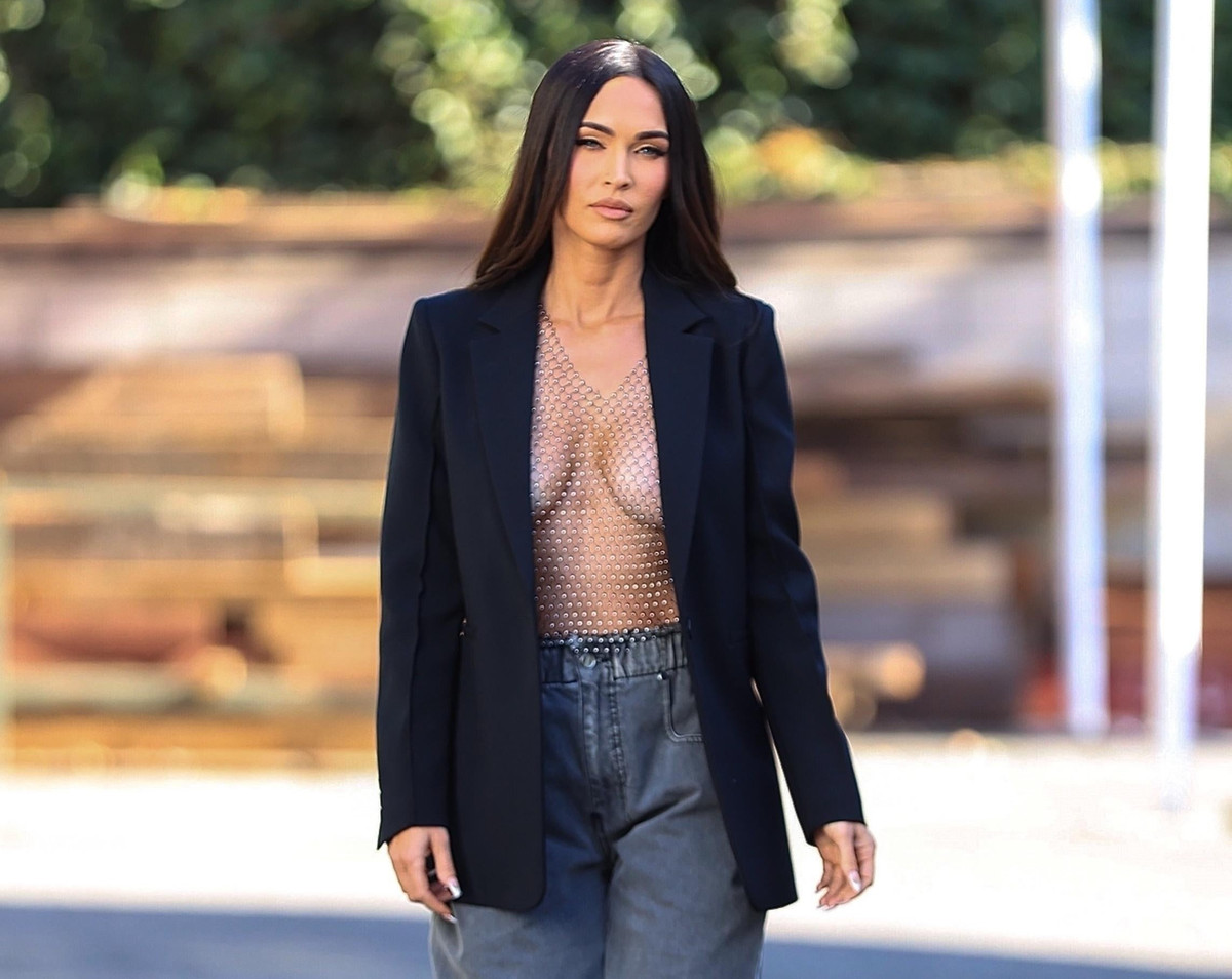 Để duy trì vóc dáng của mình, Megan Fox tránh xa bất cứ món ăn nào đã qua xử lý và thức ăn có màu trắng. "Tôi cắt bỏ các loại bánh mỳ, bánh quy giòn, không ăn khoai tây chiên và những món ăn kém lành mạnh. Thói quen tồi tệ nhất tôi chưa bỏ được là uống cà phê một lần/ngày", cô nói với E!