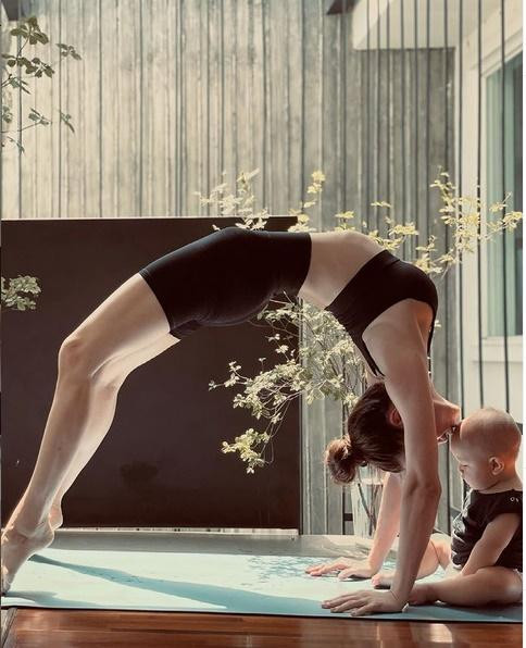 à Hồ tập yoga cùng Leon