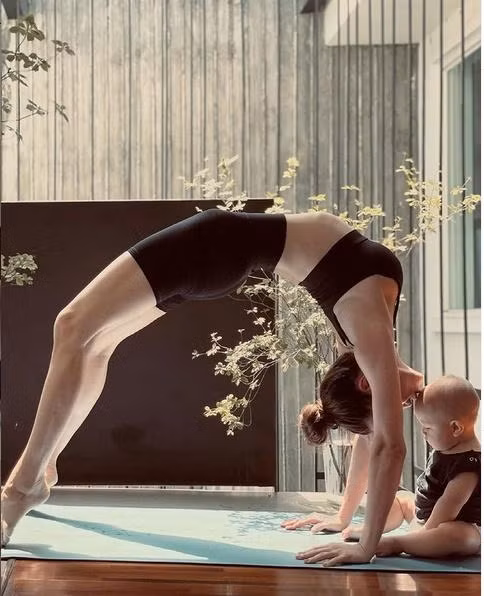 Hà Hồ tập yoga cùng Leon