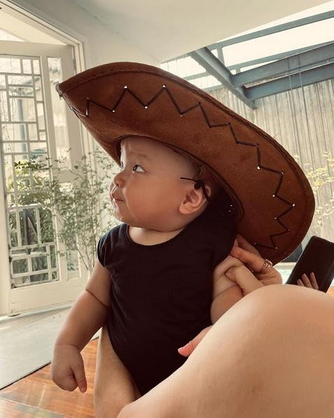 hân dung chàng trai phá đám mẹ Hà Mặc bàn tán của cộng đồng mạng, Hà Hồ chỉ lặng lẽ đăng tiếp một bức ảnh tập yoga mới ở tư thế uốn cong người và kết hợp cùng con trai cưng Leon. Cô chia sẻ: "He inspires me to push harder everyday (Leon truyền cảm hứng để tôi cố gắng hơn mỗi ngày). Sáng nào cũng bị Leon làm phiền hết nè."