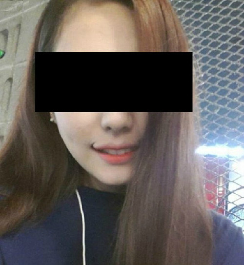 Trên một trang mạng xã hội, hình ảnh một cô gái với đôi môi như đang cười đang gây sốt trong cộng đồng teen Hàn.