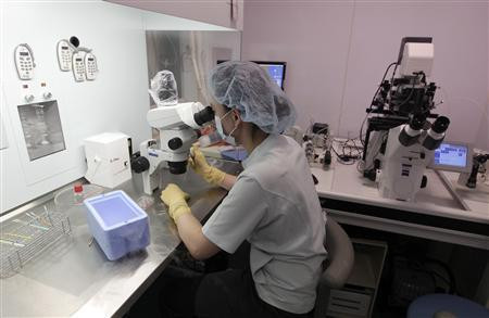 Nhân viên y tế thực hiện quá trình đóng băng trứng với ni tơ lỏng.