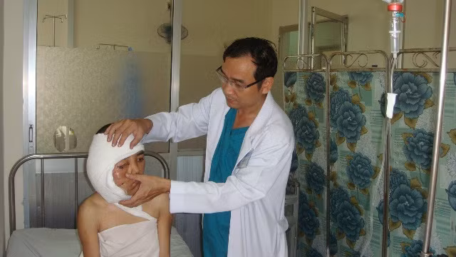 BS Ngô Đức Hiệp, khoa Bỏng – Phẫu thuật tạo hình, Bệnh viện Chợ Rẫy TP.HCM đang khám cho Mỹ Dung sau phẫu thuật.