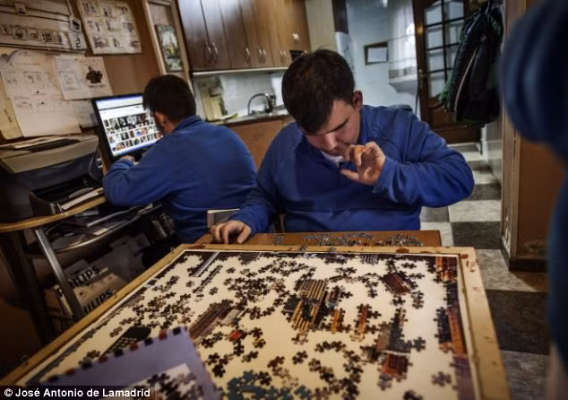 Alejandro đang chơi trò xếp hình.