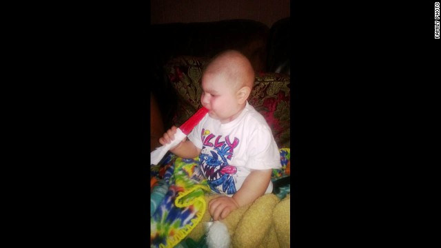 Những khoảnh khắc đáng yêu của Logan được bố mẹ cậu bé ghi lại.